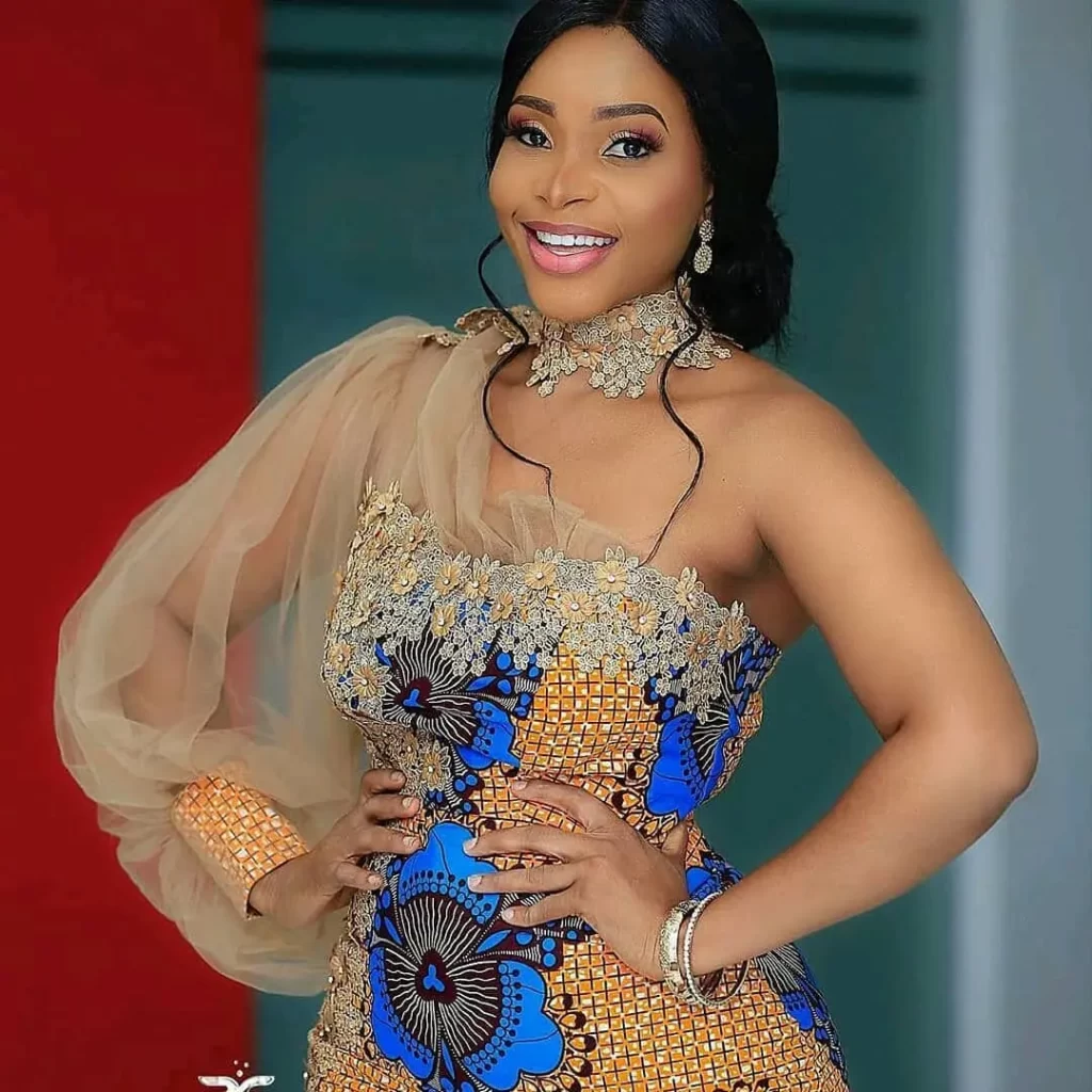 Stunning Aso Ebi Styles For Wedding Guests