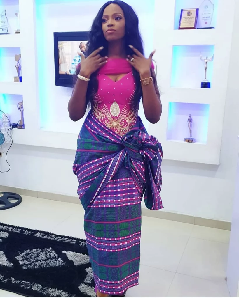 Sophisticated Lace Wrapper and Blouse Styles for African Women