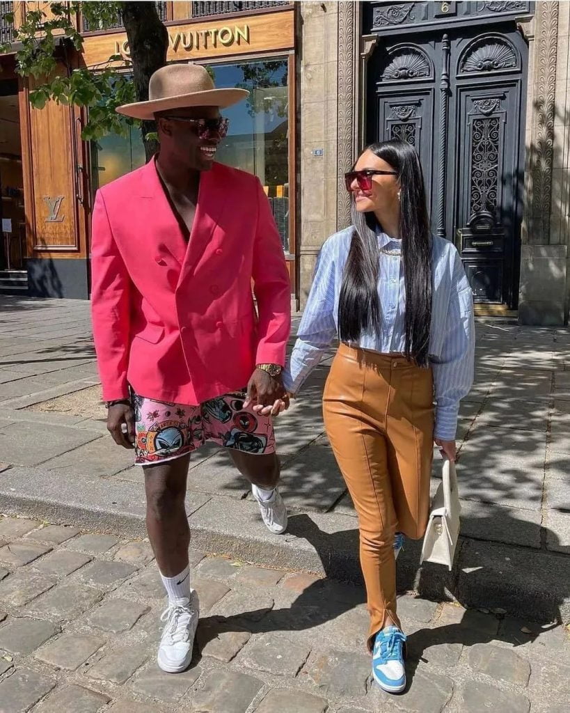 What should a couple wear for a photoshoot?