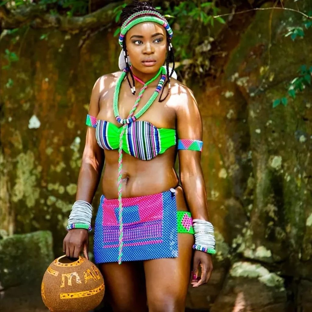 Venda girls traditionally wear a shedo, a small apron which covers the pubic area. When girls develop breasts, they wear a nwenda