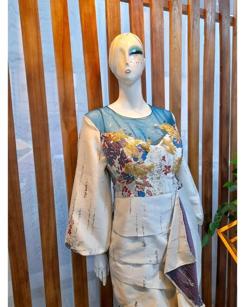 Damask fabric's design