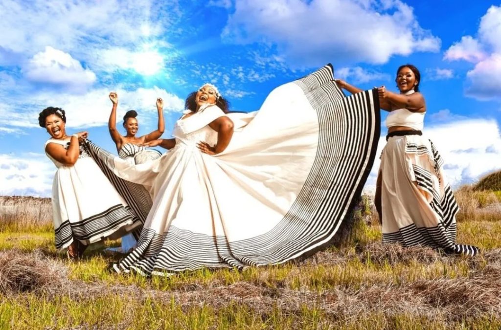 xhosa traditional wedding attire XHOSA WEDDING DESIGNS CHARMING WOMEN