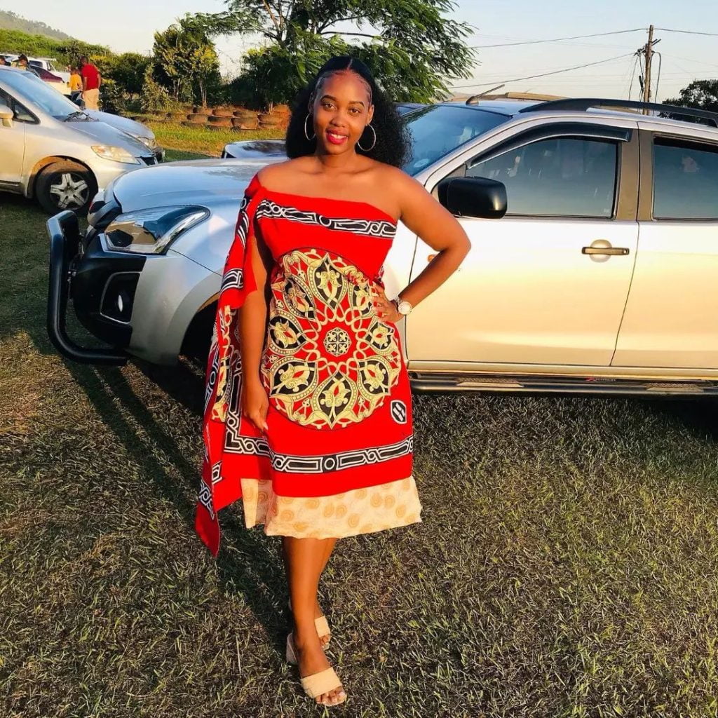 Swazi women, their traditional attire consists of an ilihhiya (cloth)