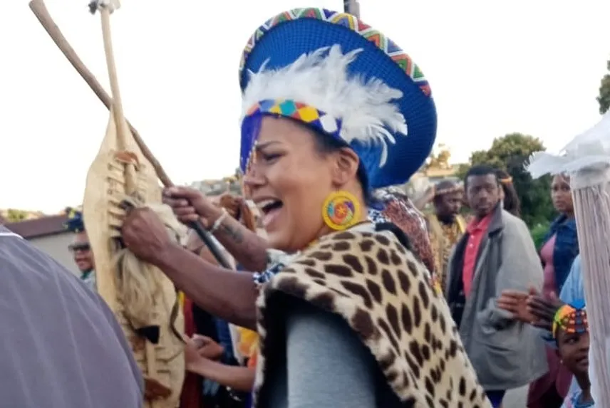 wide hat called “isicholo” when by Zulu people