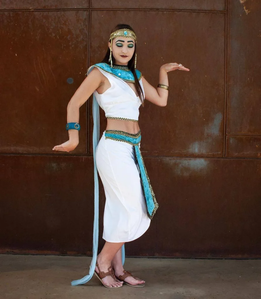 
An Egyptian lady in traditional dress