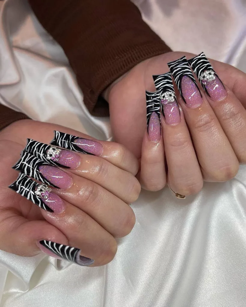 Black Nails + Snake Design