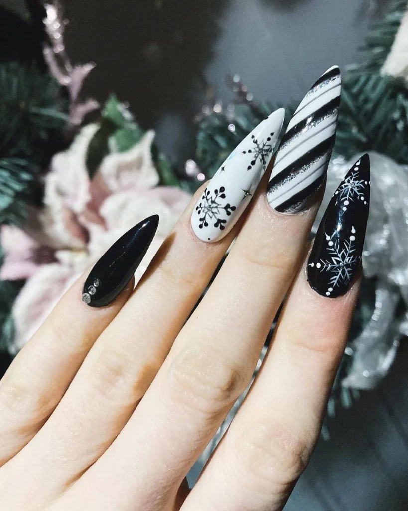 Black acrylic nails