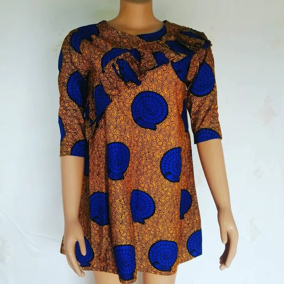 Stunning decent Ankara short gown