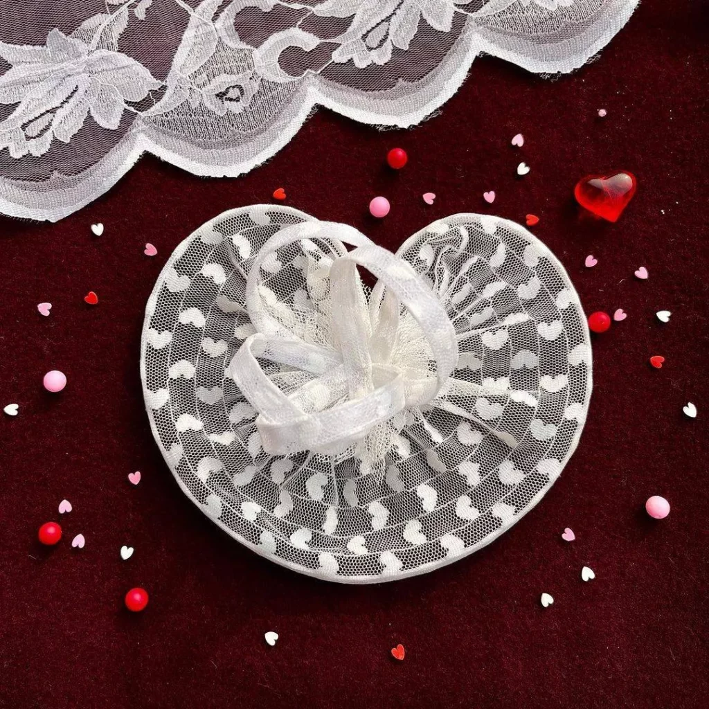 Simple and minimalist fascinators for women
