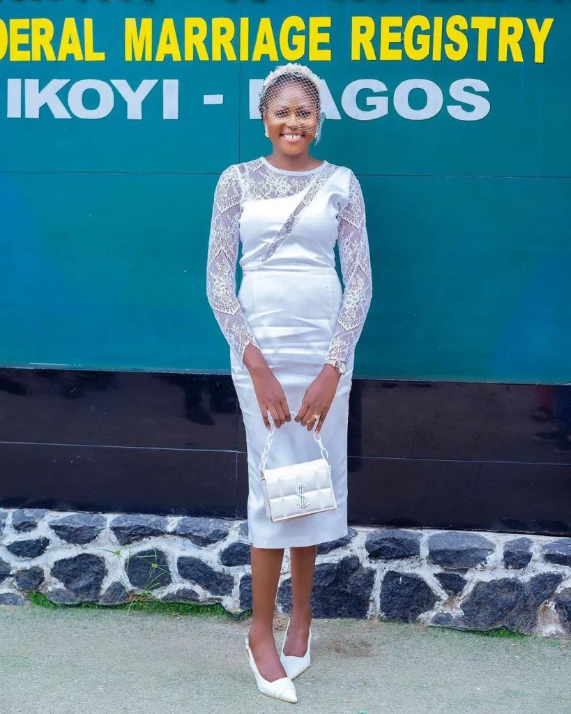 Simple court wedding dress