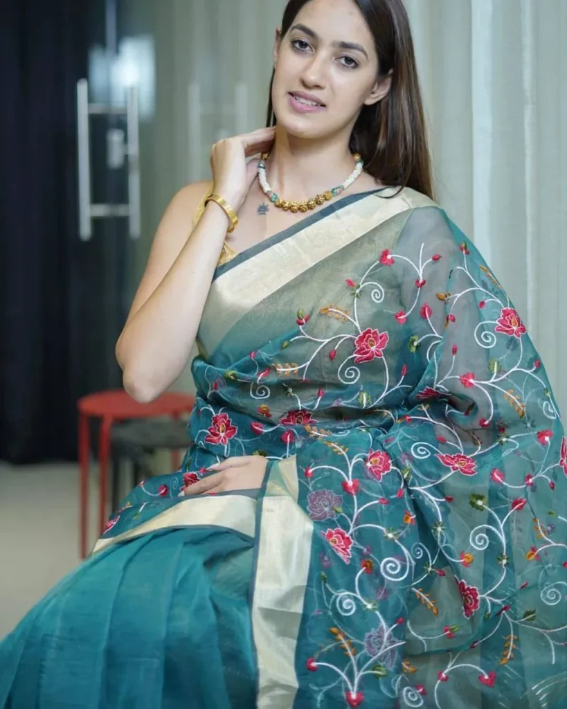 What are the three parts of a lehenga? How to look simple in lehenga?