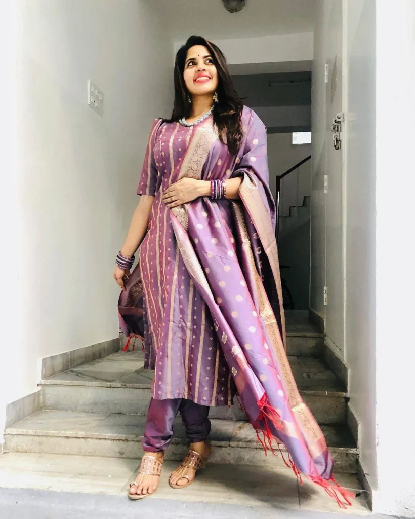 What is the difference between salwar and churidar suits?