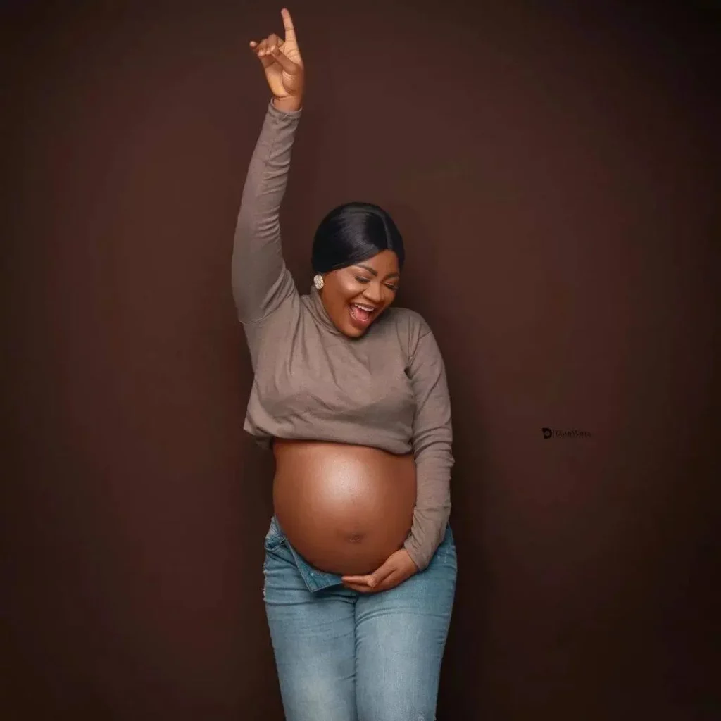 Pregnancy outfits ideas with jeans