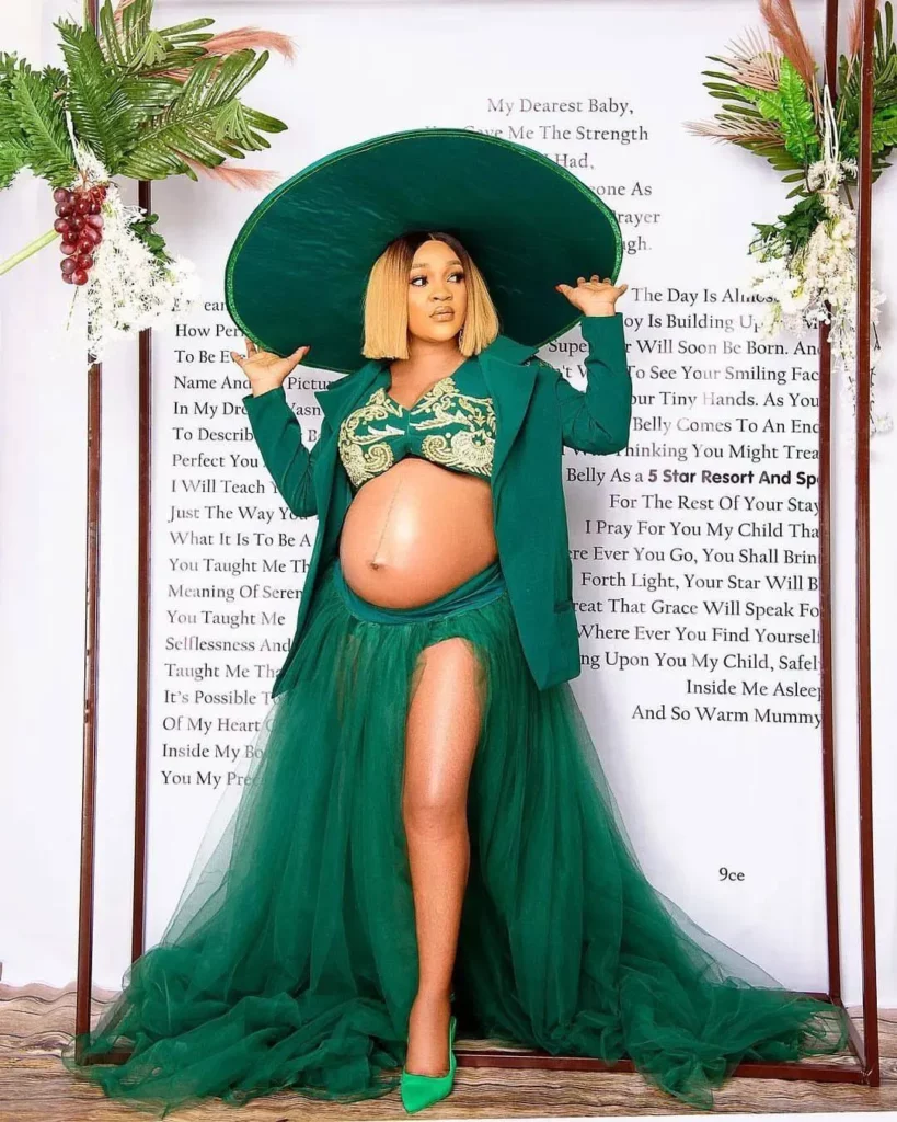 Pregnancy photoshoot outfits