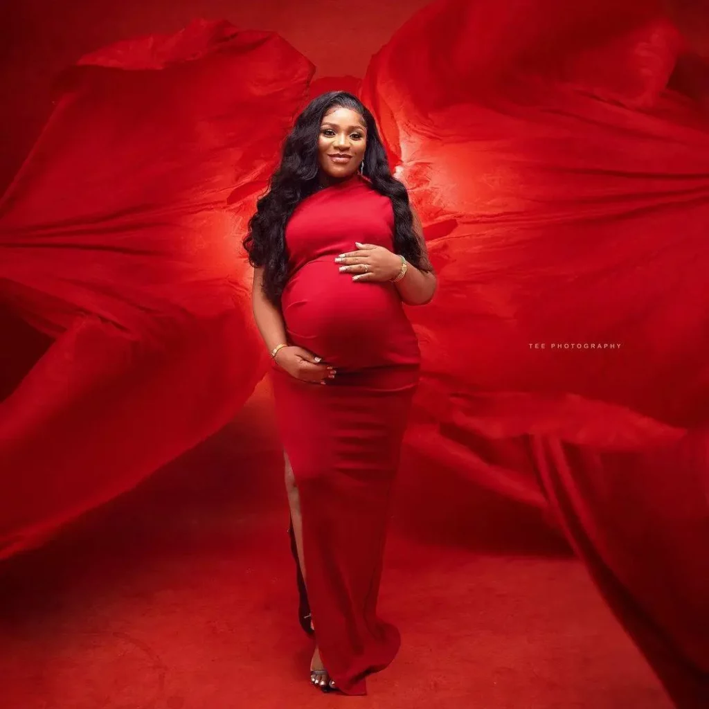 Pregnancy photoshoot outfit ideas
