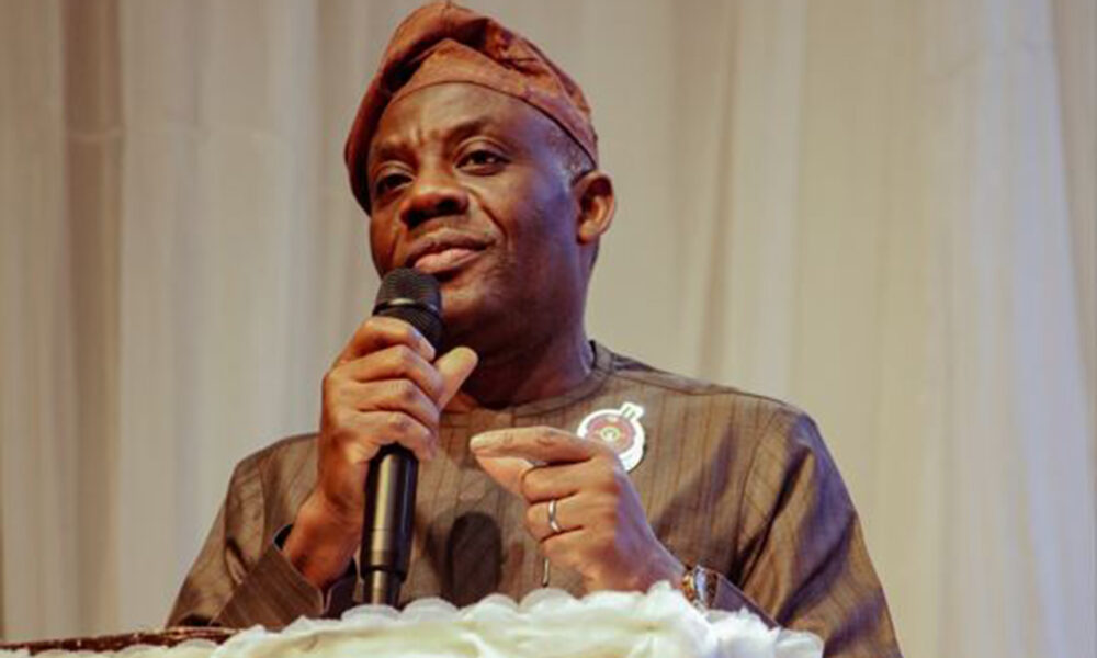 FG scraps mother-tongue policy, makes English official language of instruction